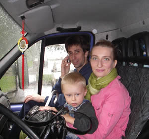 Небесная танцовщица Тата со своим сынишкой и Саша, который сидит рядом пока Сергей не видит.