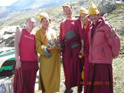 Вот этот череп, как доказательство того, что человеческая смерть в этих местах далеко не редкость.