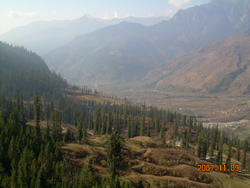 А здесь можно было найти место для естественных нужд. И это самое комфортабельное и крутое место из всего ретрита. Представляете что было когда нам пришлось проходить по городу? Ведь заходить под крышу и в дома нам строго вопрещалось!