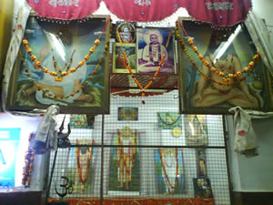 Вот портреты этих йогинов. Многие из них живы и находятся в медитации в горах или в уединённых помещениях.