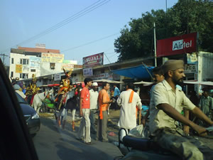 Всмотритесь, на заднем плане начало праздничной процессии.