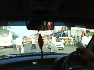 Это вид из машины на дорогу.