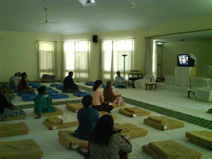 Во время перерыва в зале для общей медитации.