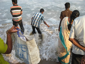 Так купаются индусы. Ченнай.