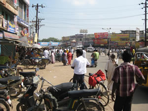 Танджавур. Почти центральная площадь. Люди совершенно не знают английский, а рикши улиц...