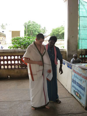 В одном из ритуалов Марату надо было сменить одежду. На фотографии мистер Картикея сам помогает одеться Марату.