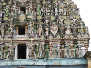 Портал храма украшен множество статуй.