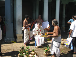 Подготовка к обмыванию. Посмотрите сколько кувшинов. И каждый кувшин имеет свой смысл и значение.