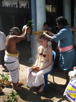 Марата обмывают специальной водой. После этого с него снимут всю одежду. Но это мы оставили за кадром.