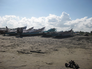 Жизнь продолжается. Лодки местных рыбаков и наши сандили.