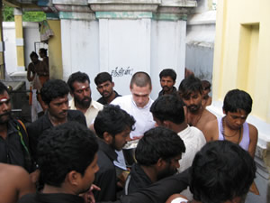 Раздача пищи поломникам в храме Луны.