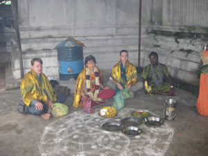 Пуджа закончилась благополучно. Никого не укусили. все остались живы.