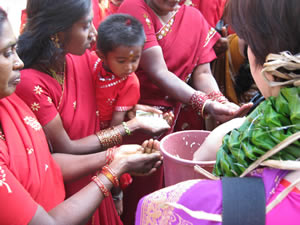 Как правило после пудж мы раздаём пищу. В данном случае это были поломники.