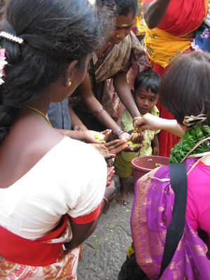 Раздача пищи прихожанам.