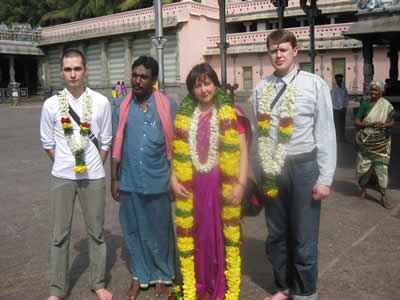 Это мы после пуджи в пределах храмового комплекса. Цветы жутко тяжёлые, но зато сняты со статуи самого главного Божества.