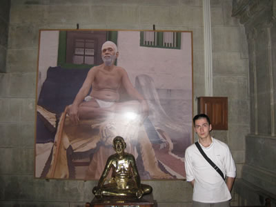 А вот я обнаружила некое сходство нашего Марата с самым главным человеком этого Ашрама.