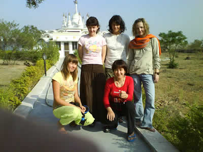 Это русская женская группа. Надо сказать, что девчонки оказались очень классными!