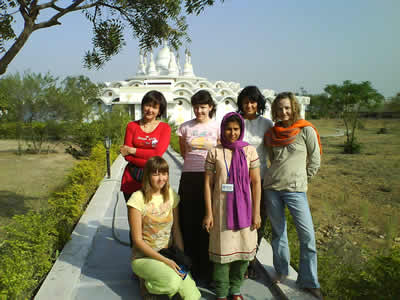 Вот мы с индийской девочкой в центре.