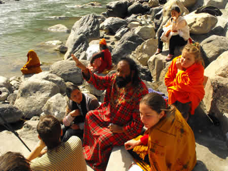 Пилот Баба постоянно беседуе со своими учениками, даже во времена перерывов между семинарами.