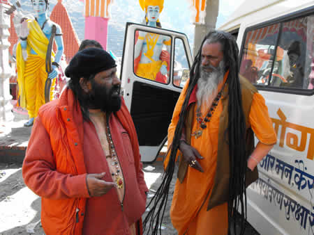 К нему приходят на встречу йоги из глубин Гималайских гор.