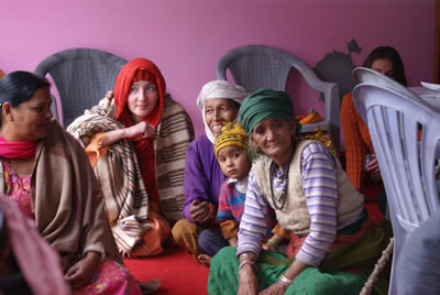 Местные жители в надежде на встречу с Бабаджи, ожидают его в стловой Ашрама.