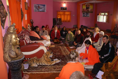 Вот такой небольшой круг тех, кто осмелился в самый разгар кризиса приехать в Уттаркаши.