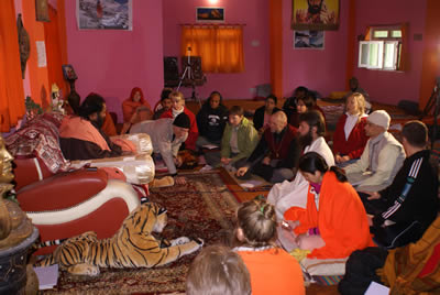 Зал тоже не отапливается, поэтому многие в тёплых одеждах.