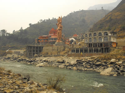 Комнаты для медитации на берегу Ганги.