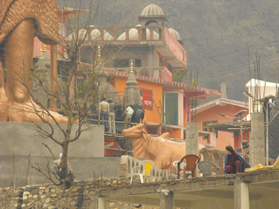 Местные скульпторы трудятся с утра до вечера.