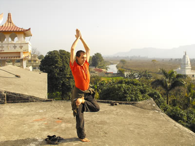 Брахма. Этот обаятельный и симпатичный молодой человек, старался запечатлеть на камеры, почти каждую секунду нашей ашрамовской жизни, и несмотря на занятость своей репортёрской работой, он ещё успевал выделять время и на собственную практику йоги.