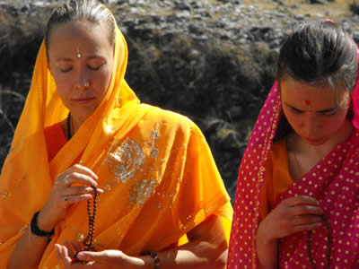 Сарада Гири и Савитри.<br />Очень милые и отзывчивые девушки, которые очень серьёзно относятся к практике.