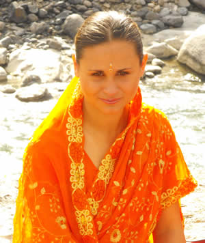 Сати, одна из давних и близких учениц Бабаджи. Благодаря своему мягкому и доброму характеру она подобно солнышку согревает своим душевным теплом окружающих людей.