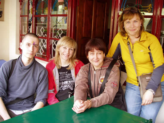 В кафе Сноу Лион (Перевод: Снежный Лев). На местном жаргоне Сноу Лайн.