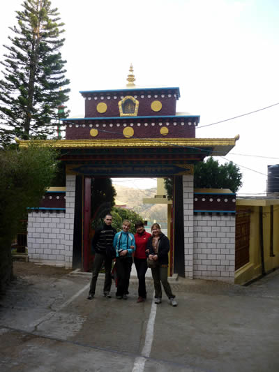 У входа в монастырь Нейчунг.
