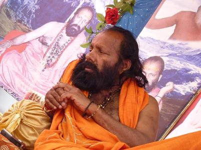 Бабаджи внимательно слушает вопрос.