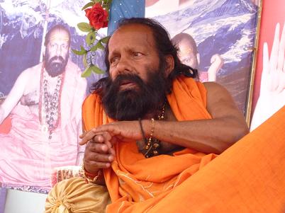 Пилот Баба во время беседы с учениками.