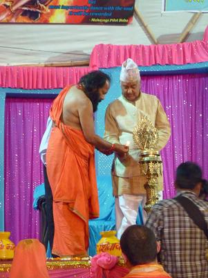 Пилот Баба и Вице-Президент разжигают огонь.