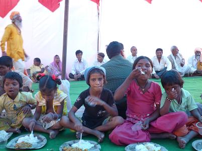 Индийские детишки, явно с удовольствием и аппетитом жующие рис и сабджи, пользуясь индийскими одноразовыми  пальмовыми тарелочками и европейскими пластиковыми вилками! -:)))