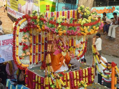 А на этой фотографии он максимально близко !!! -:)