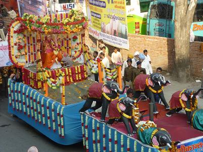 Это - колонна с приближающимся Ганешей!-:)