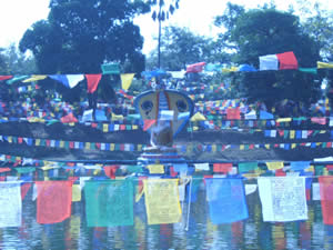 Статуя Будды над прудом